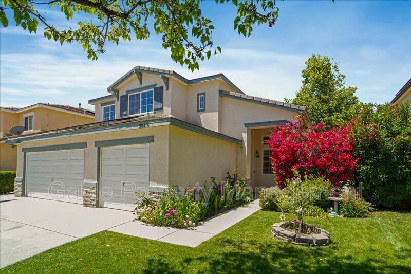 30415 Terracina Pl in Castaic, CA - Building Photo
