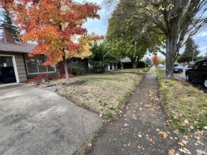 930 S Holly St in Medford, OR - Foto de edificio - Building Photo