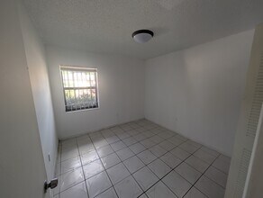 20422 NW 29th Pl in Miami Gardens, FL - Foto de edificio - Building Photo