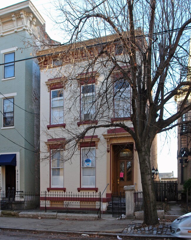 825 Dayton St in Cincinnati, OH - Building Photo - Building Photo