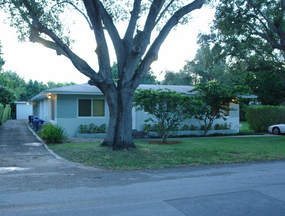 8845 NE 8th Ct in Miami, FL - Foto de edificio