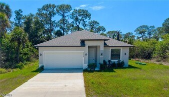 5028 Tradewinds Cir in La Belle, FL - Building Photo
