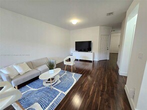 11412 NW 74th Ter in Medley, FL - Foto de edificio - Building Photo