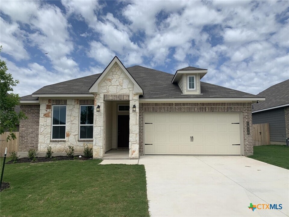 1910 Holleman Dr in Temple, TX - Foto de edificio