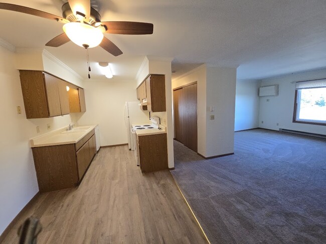 2215 Sylvan Way, Unit #6 in West Bend, WI - Foto de edificio - Building Photo