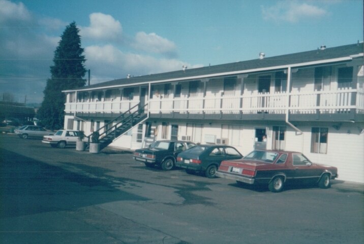 Studio West Apartments in Longview, WA - Building Photo