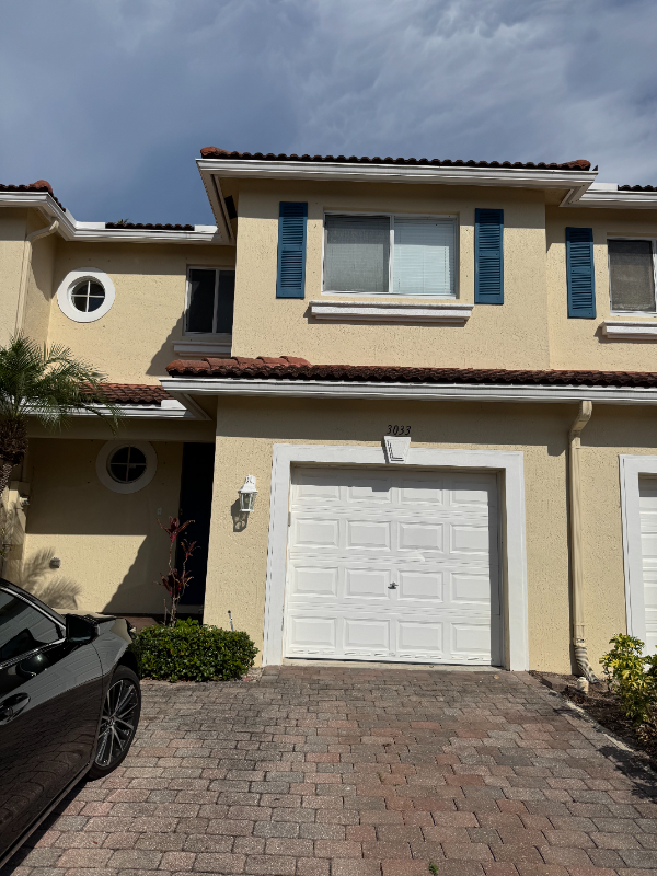 property at 3033 N Evergreen Cir