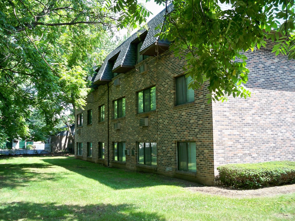 Burlington Arms Apartments in Bristol, CT - Foto de edificio