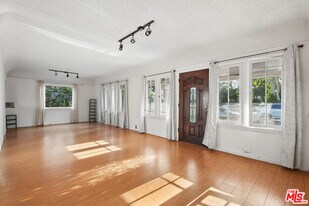 1238 N Gardner St in West Hollywood, CA - Building Photo