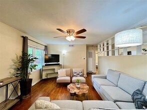 310 W 15th St in Irving, TX - Building Photo - Building Photo