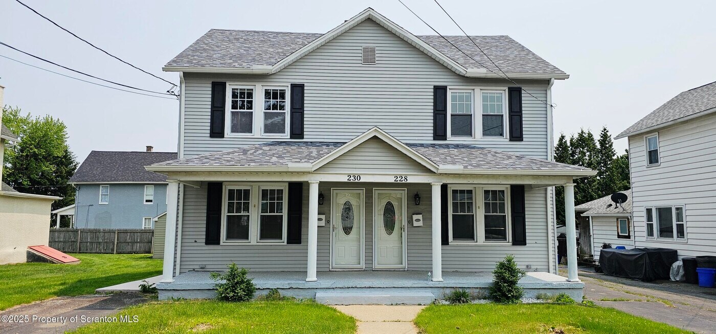 230 2nd St in Blakely, PA - Building Photo