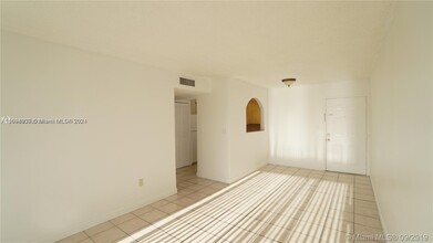 8145 NW 7th St in Miami, FL - Building Photo - Building Photo