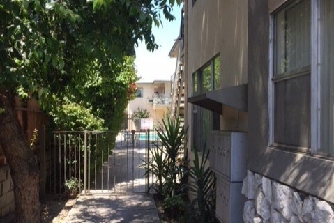 4335 Ventura Canyon Ave in Sherman Oaks, CA - Foto de edificio - Building Photo