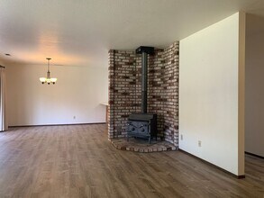 205 Woodhill Dr in Redding, CA - Building Photo - Building Photo