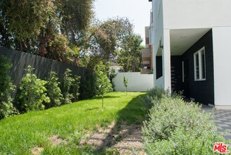 5015 1/2 Marathon St in Los Angeles, CA - Building Photo - Building Photo