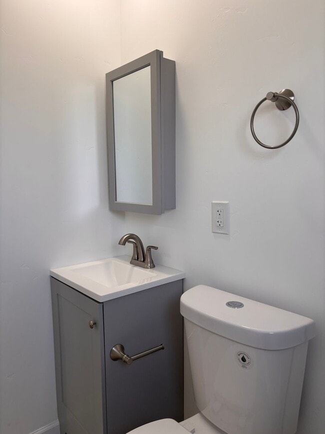 2242 Sea Breeze Dr in San Diego, CA - Building Photo - Building Photo