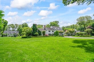 8 Stonegate Ln in Glen Head, NY - Building Photo - Building Photo
