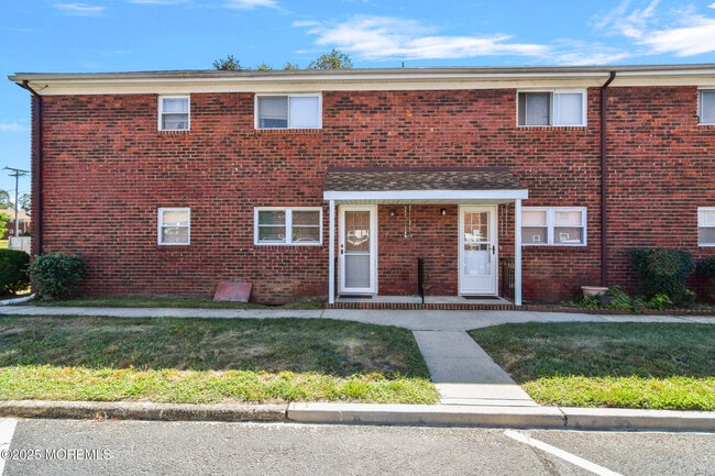 12 Laurel Pl in Eatontown, NJ - Foto de edificio - Building Photo