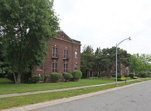 Laurelton Apartments in Rochester, NY - Building Photo - Building Photo