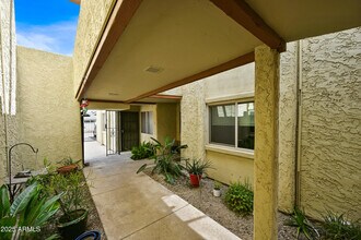 6943 E Earll Dr in Scottsdale, AZ - Building Photo - Building Photo
