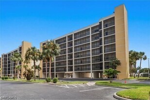 4421 Bay Beach Ln in Fort Myers Beach, FL - Building Photo