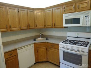 313 Wimbeldon Ct in North Brunswick, NJ - Building Photo - Building Photo