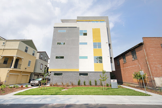 The Flats at the Mill at Broadway in Sacramento, CA - Foto de edificio - Building Photo