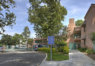 Whispering Oaks in Santa Clarita, CA - Building Photo - Building Photo