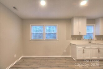 1024 Sharon Dr in Waxhaw, NC - Foto de edificio - Building Photo