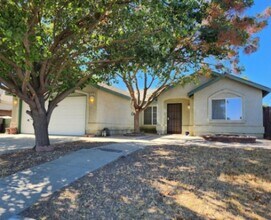 2226 N Glacier Way in Hanford, CA - Building Photo - Building Photo