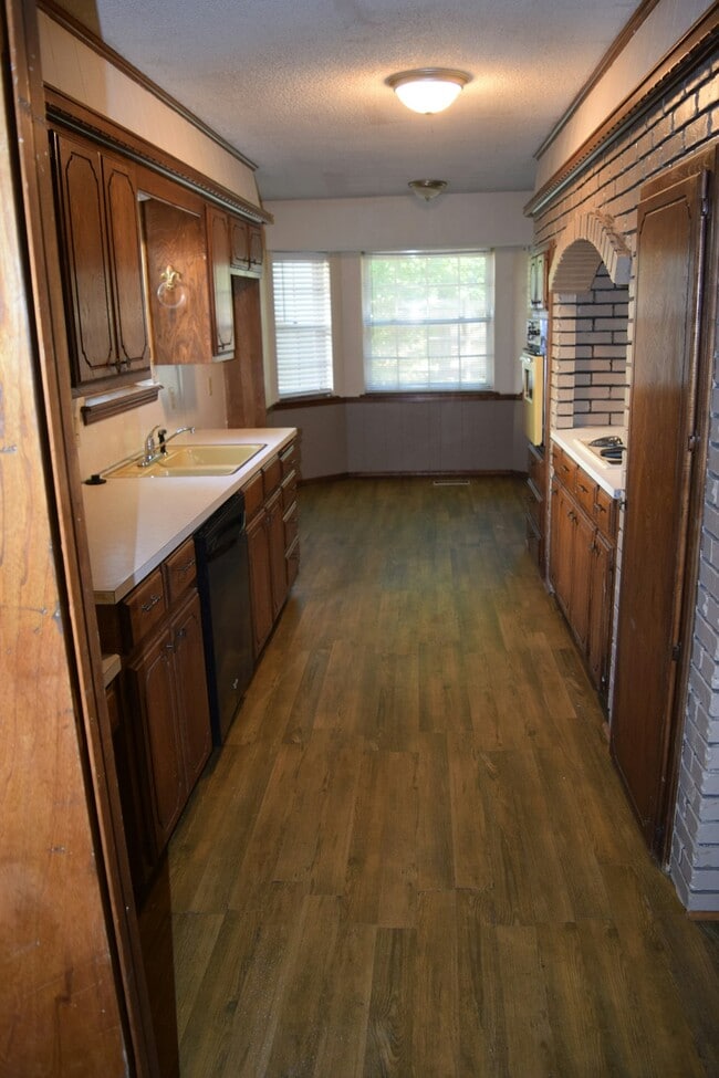 property at 2601 W Elgin St