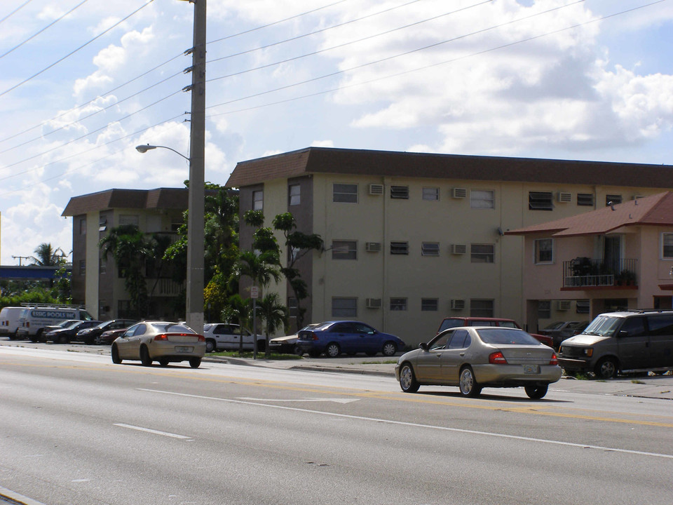 Son Lin Apartments in Hialeah, FL - Building Photo