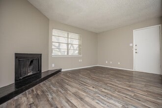 Toscana Apartments in Bedford, TX - Foto de edificio - Building Photo