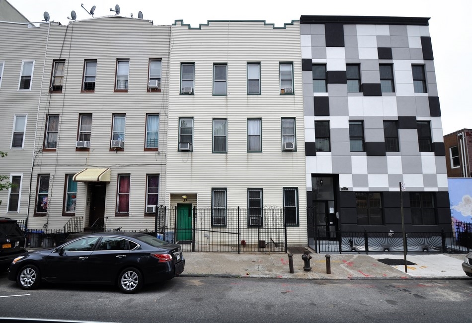 37 Schaefer St in Brooklyn, NY - Building Photo