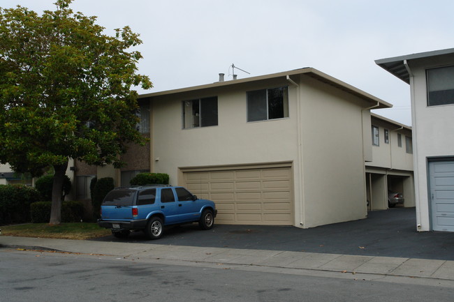 401 Studio Cir in San Mateo, CA - Foto de edificio - Building Photo