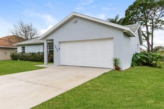 1274 SW Byron St in Port St. Lucie, FL - Foto de edificio - Building Photo
