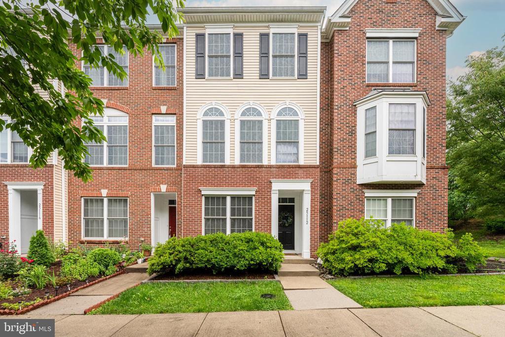 25112 Neptune Terrace in Chantilly, VA - Building Photo