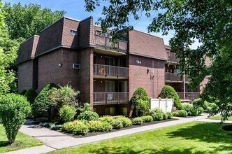 140 Kenrick St, Unit 23 in Boston, MA - Foto de edificio - Building Photo