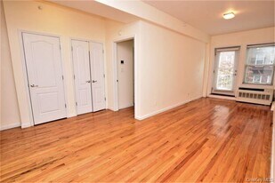 41-32 44th St in Queens, NY - Building Photo