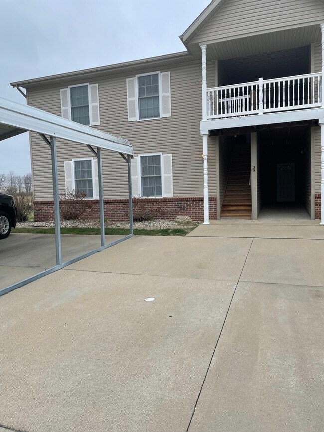 property at 35 Colonial Mnr