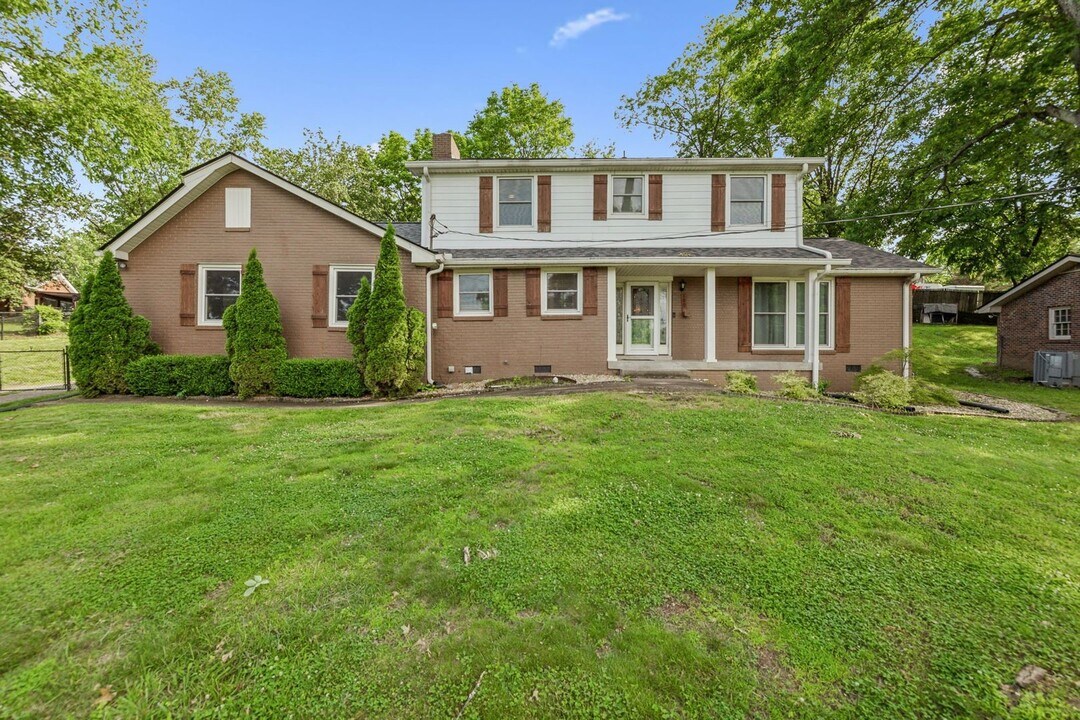 109 Cloverdale Ct in Hendersonville, TN - Building Photo