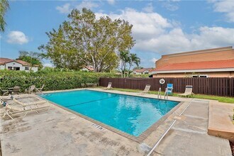 12032 S Las Palmas Dr in Pembroke Pines, FL - Foto de edificio - Building Photo