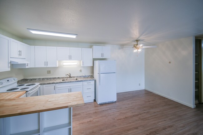 Emerald Bay Apartments in Santa Cruz, CA - Foto de edificio - Building Photo