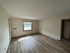 905-907 Black Bridge Rd in Janesville, WI - Building Photo - Building Photo