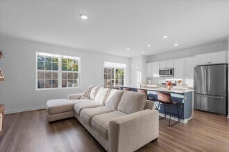 271 Charlestowne Lakes Dr in St. Charles, IL - Building Photo - Building Photo