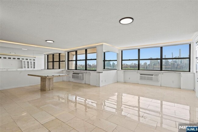 7004 JFK Blvd E in Guttenberg, NJ - Foto de edificio - Building Photo