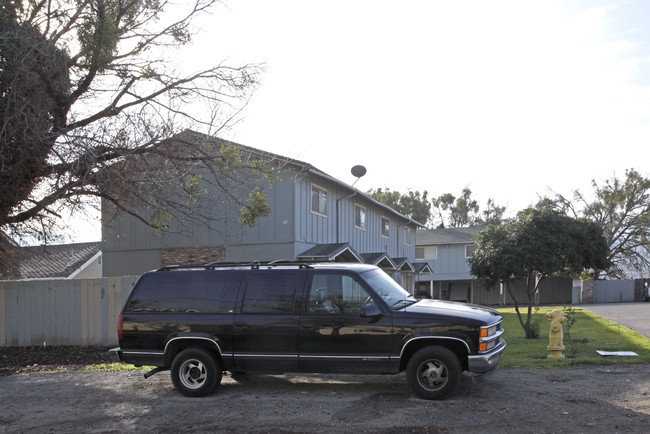 951 Nash Rd in Hollister, CA - Foto de edificio - Building Photo