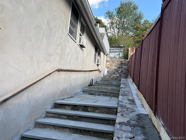 205 N Greeley Ave in Chappaqua, NY - Building Photo - Building Photo