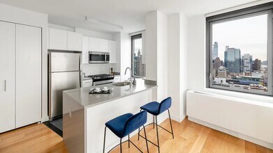 606 W 57th St in New York, NY - Building Photo - Building Photo