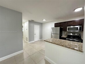 2640 NE 8th Ave in Wilton Manors, FL - Building Photo - Building Photo